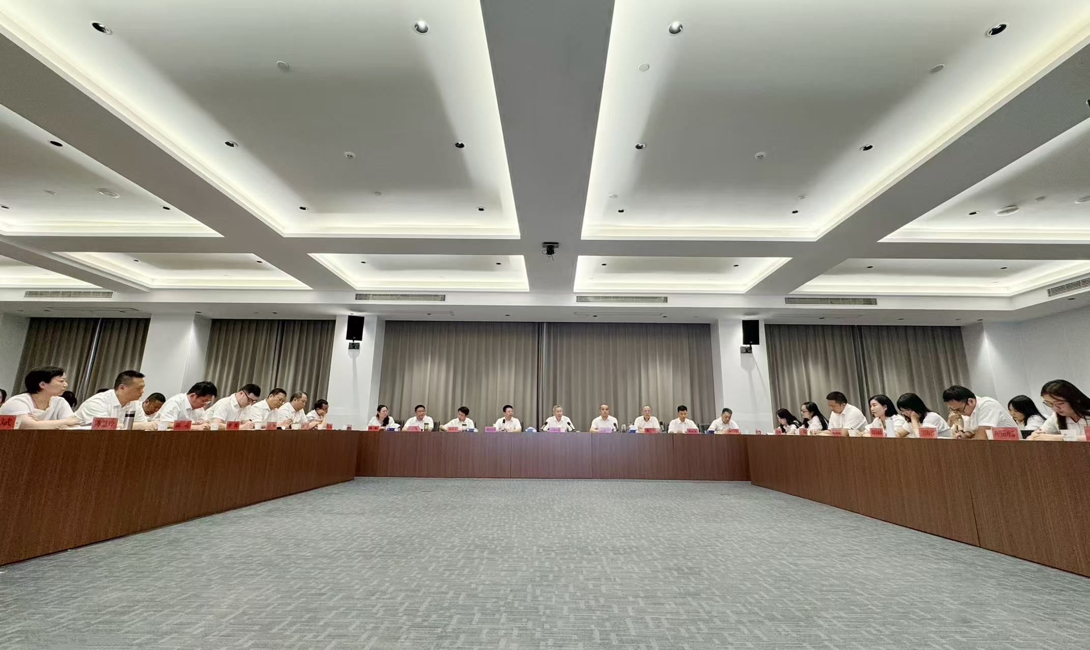 經(jīng)濟(jì)工作會(huì).jpg 經(jīng)濟(jì)工作會(huì).jpg